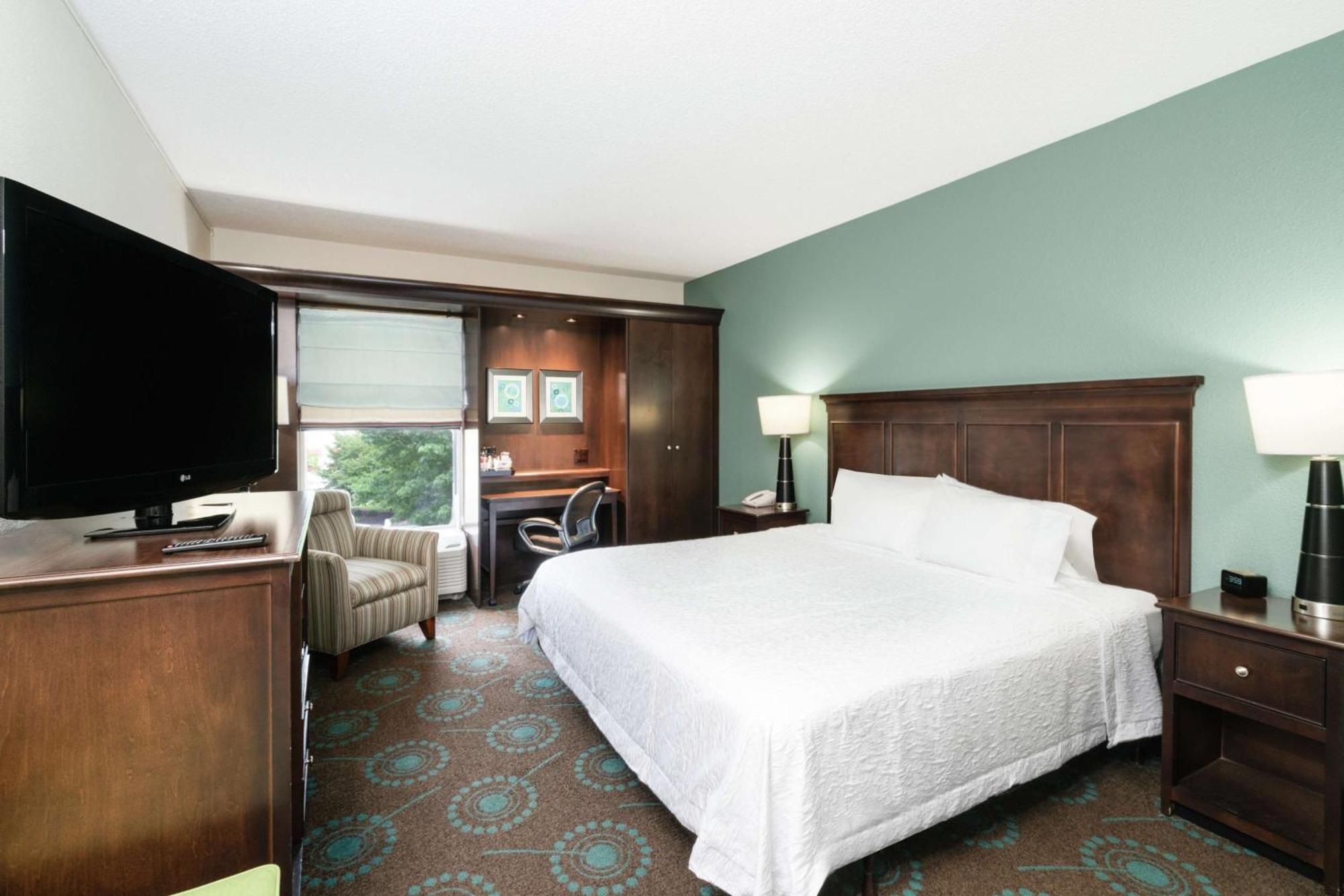 Hampton & Hotel