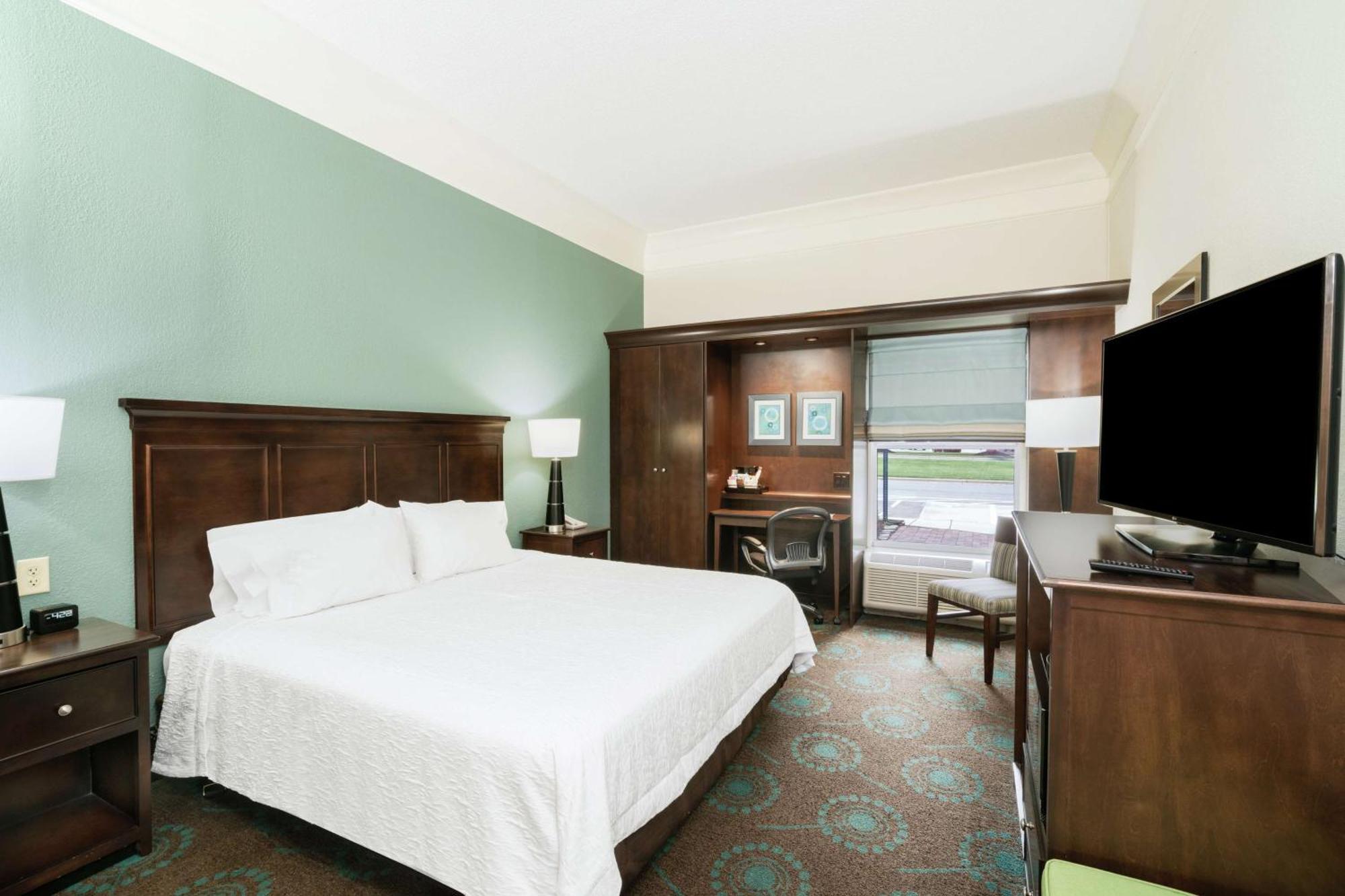 Hampton & Hotel